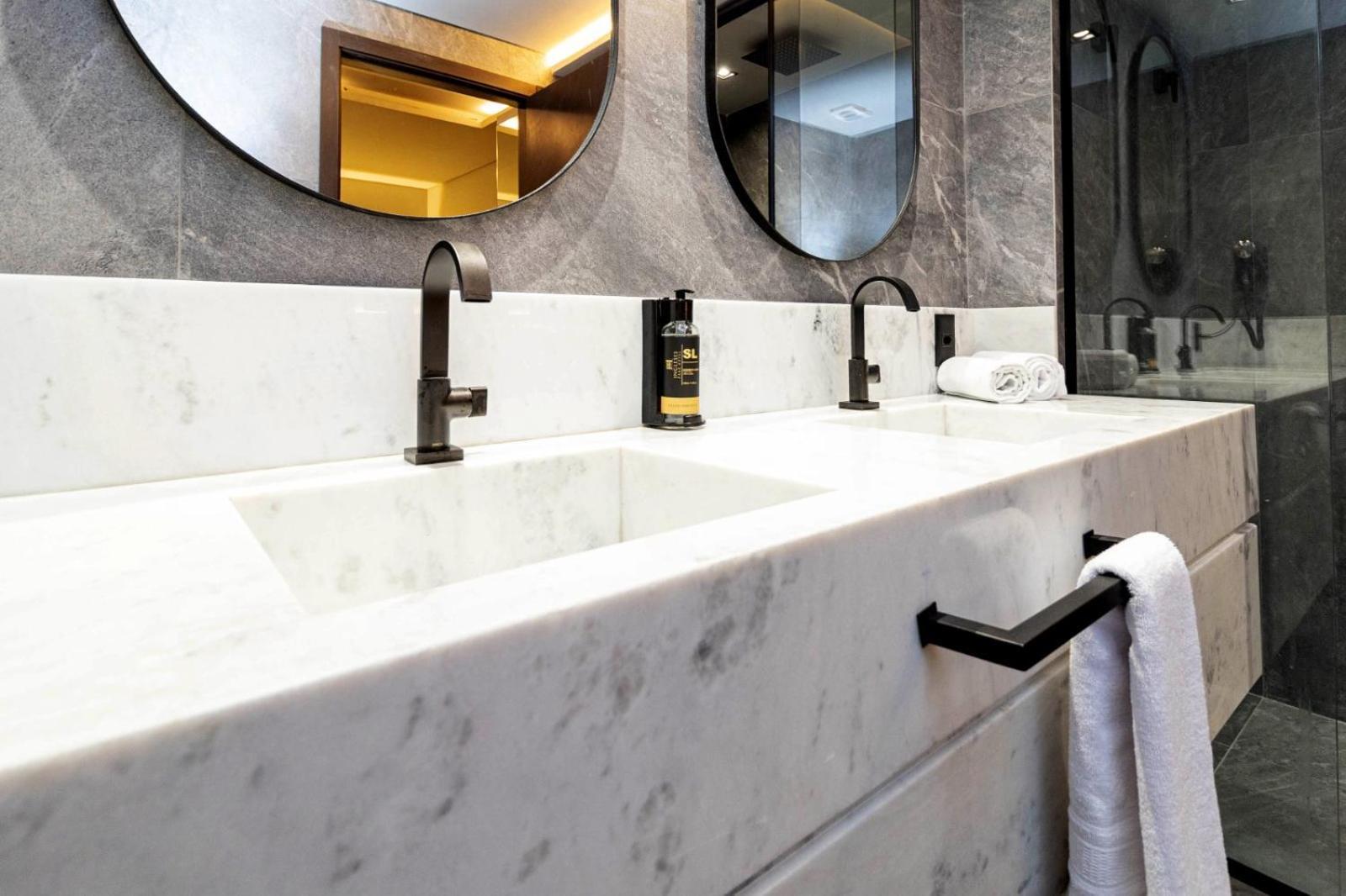 Suite with Hot Tub,1668091686:JPEG